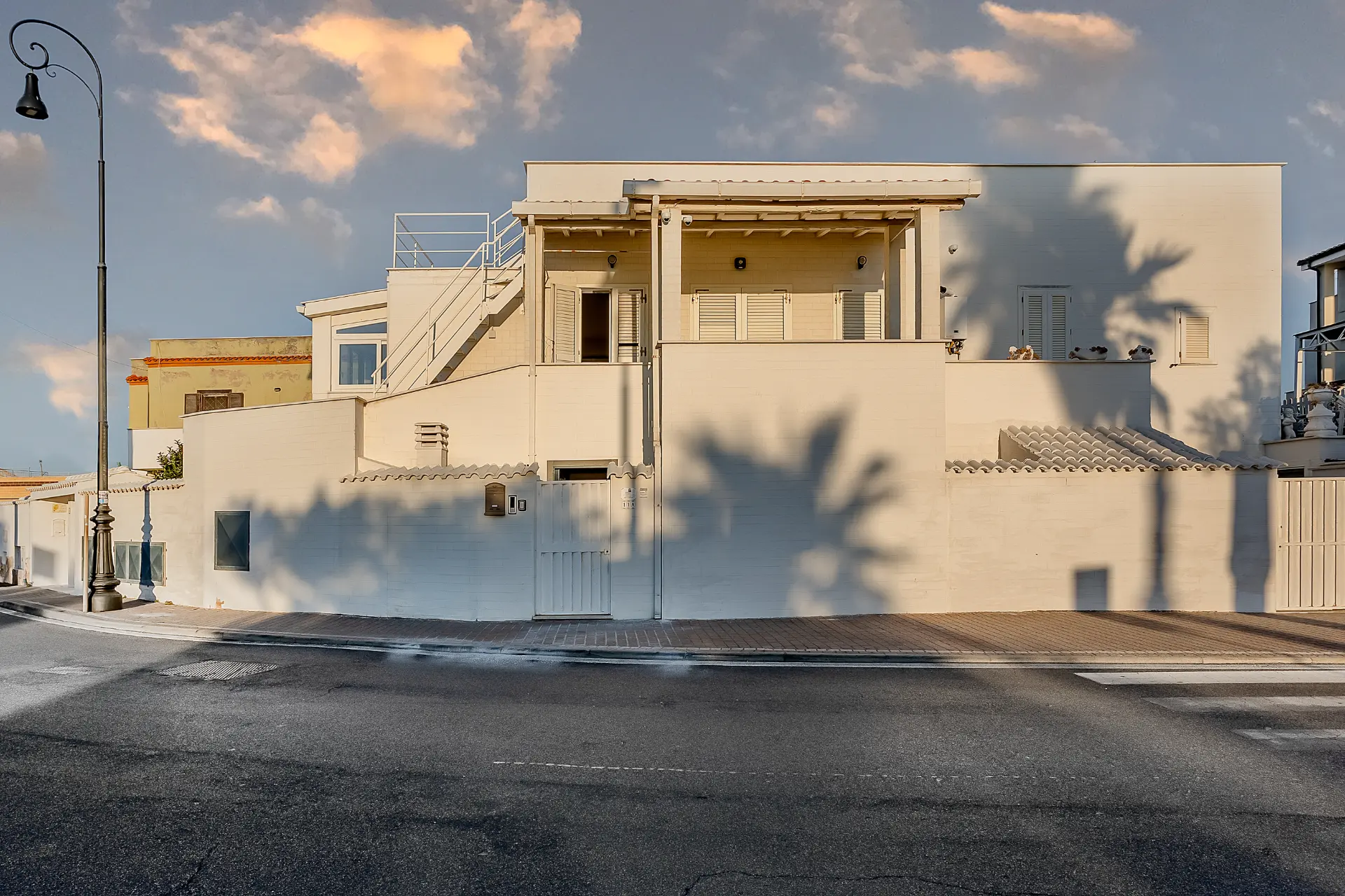 La Casa Bianca, Lungomare della Salute 11A