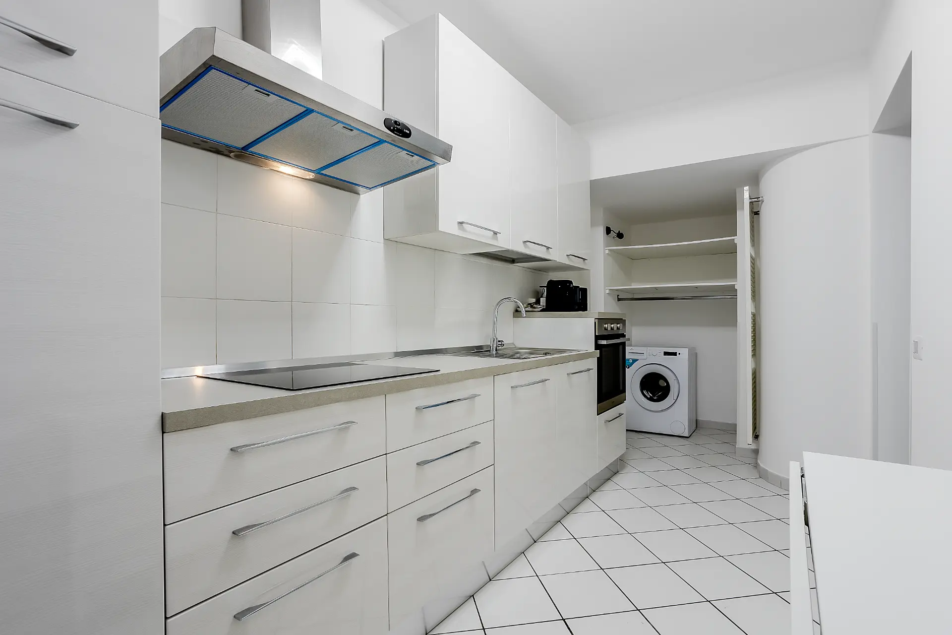 Cucina con lavatrice